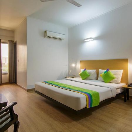 Отель Treebo Noida Express Экстерьер фото