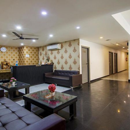Отель Treebo Noida Express Экстерьер фото