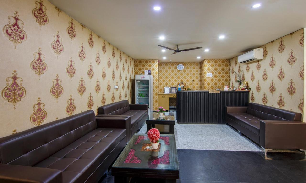 Отель Treebo Noida Express Экстерьер фото