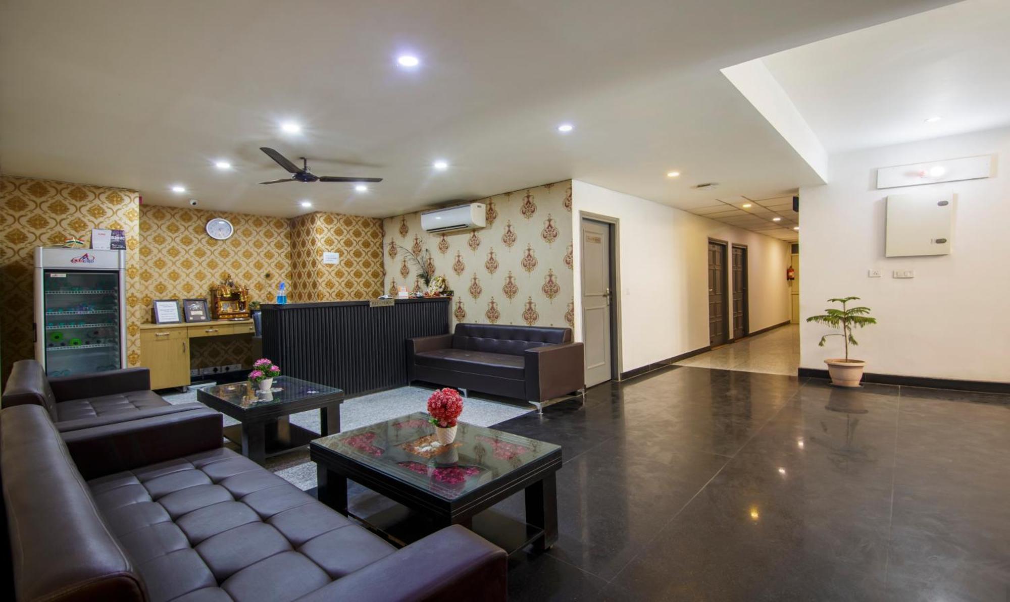 Отель Treebo Noida Express Экстерьер фото